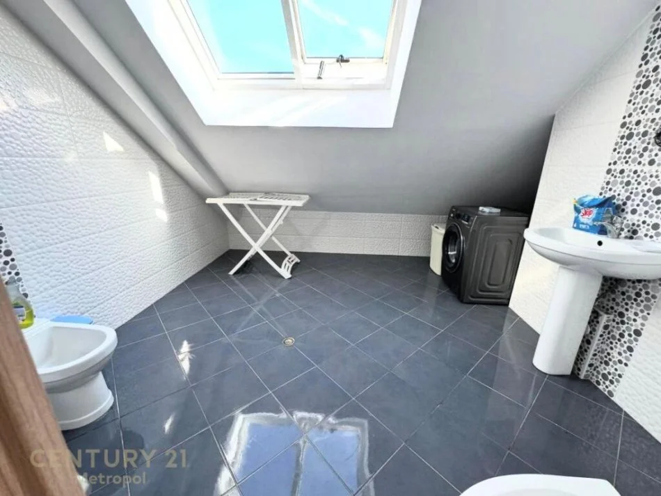 Tirane, jepet me qera apartament 2+1 Kati 6, 800 € (liqeni i thate)