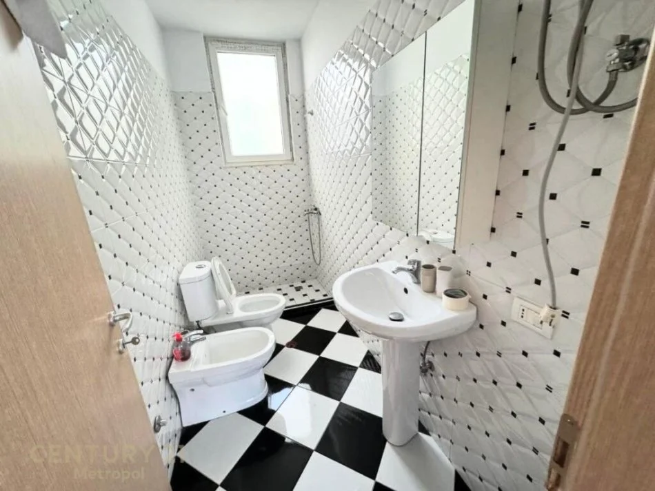 Tirane, jepet me qera apartament 2+1 Kati 6, 800 € (liqeni i thate)