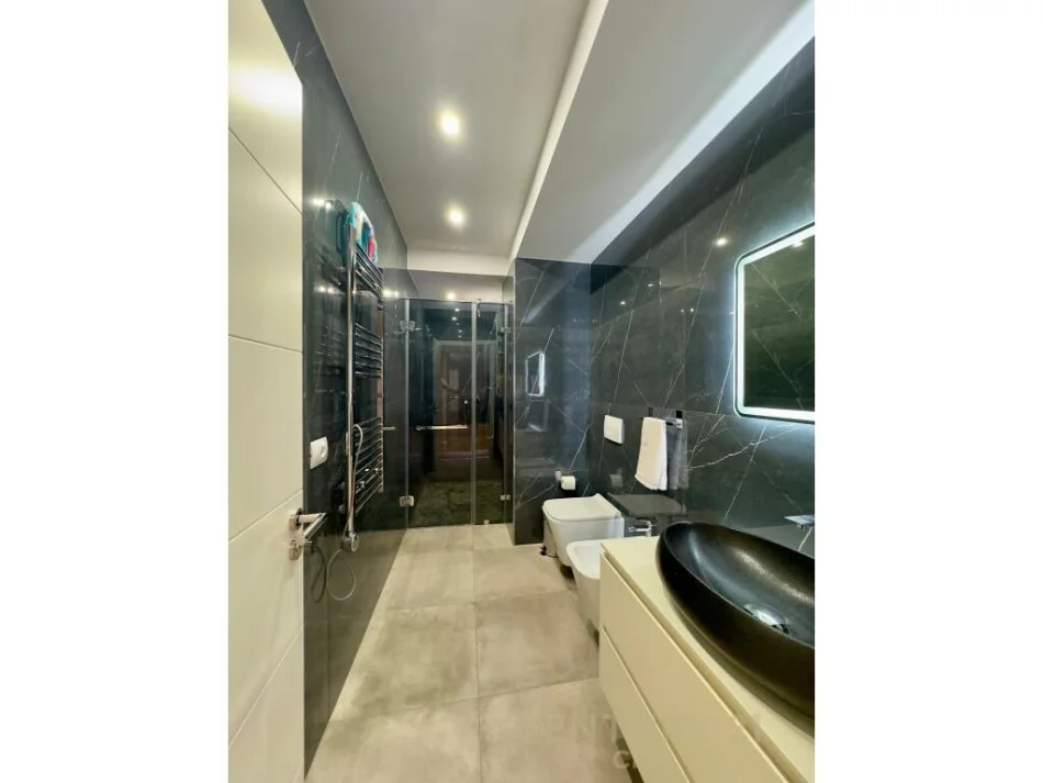 Tirane, jepet me qera apartament 2+1+Ballkon Kati 5, 100 m² 1.300 € (sheshi willson)