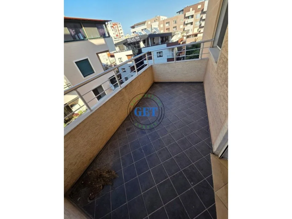 Durres, jepet me qera apartament 2+1 Kati 4, 80 m² 400 € (Plazh)