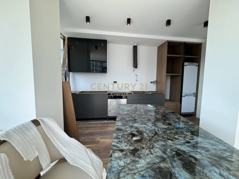 Tirane, jepet me qera apartament 2+1 Kati 7, 162 m² 2.200 € (liqeni i tiranes)