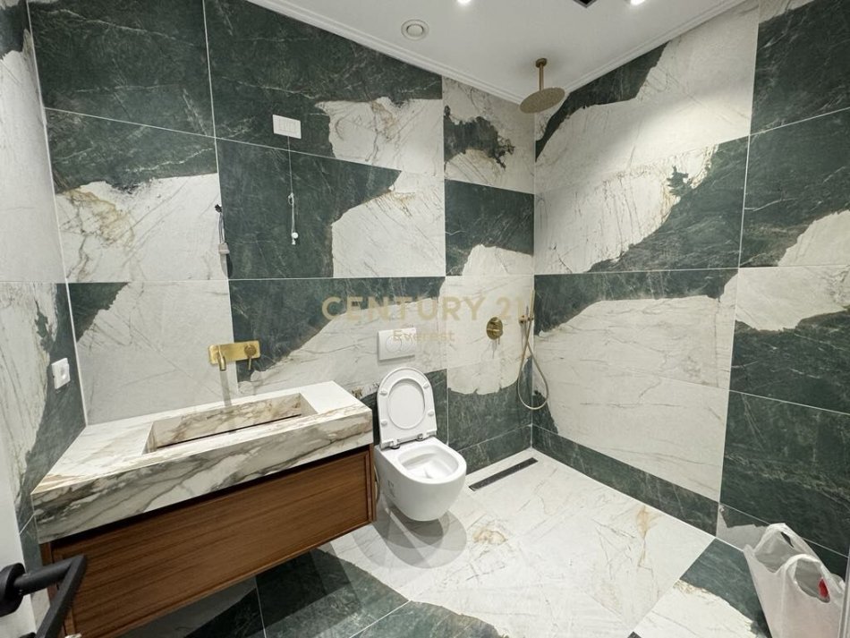 Tirane, jepet me qera apartament 2+1 Kati 7, 162 m² 2.200 € (liqeni i tiranes)