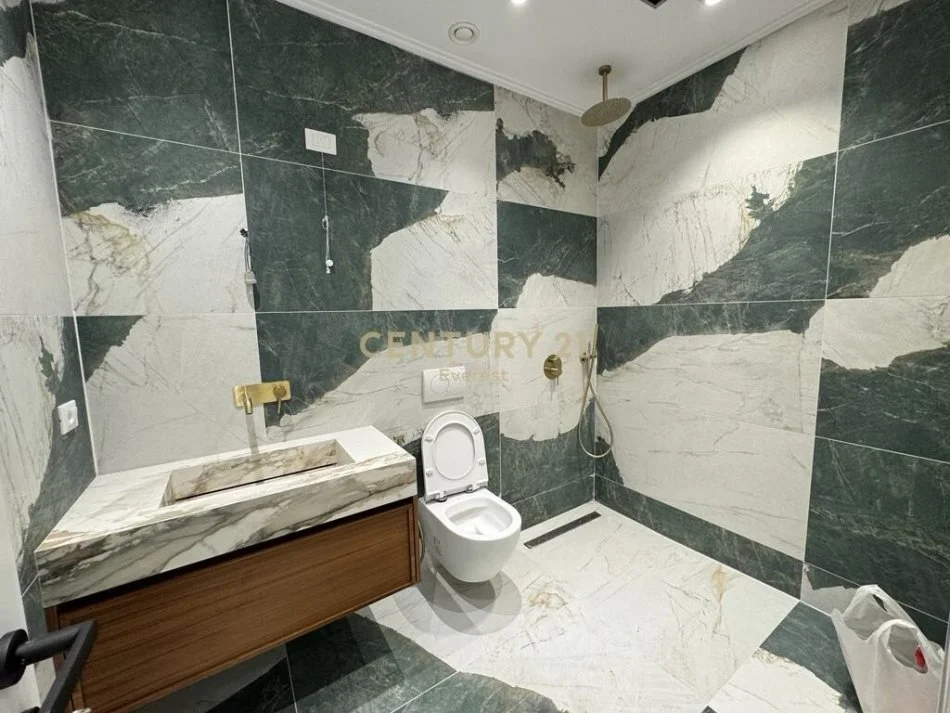 Tirane, jepet me qera apartament 2+1 Kati 7, 162 m² 2.200 € (liqeni i tiranes)