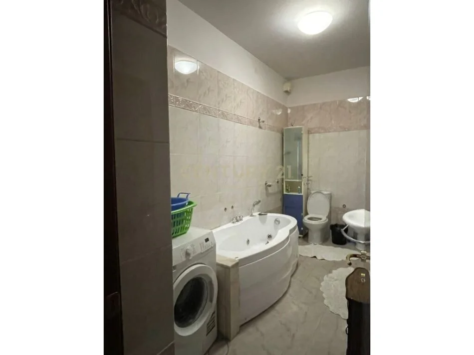 Tirane, jepet me qera apartament 2+1 Kati 2, 90 m² 650 € (bllok)