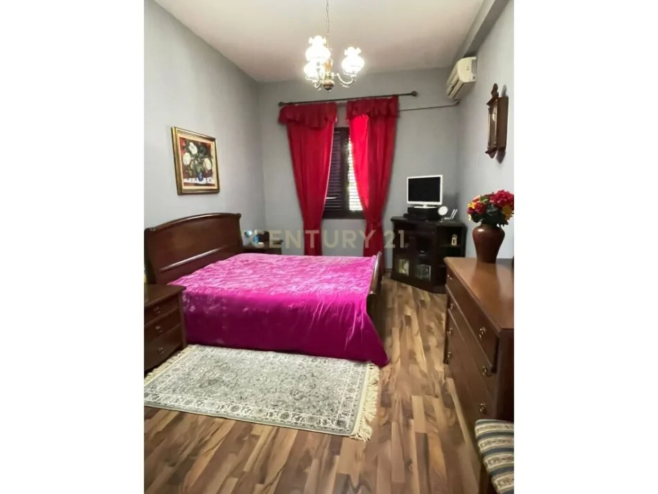 Tirane, jepet me qera apartament 2+1 , 650€ (Pallatet Agimi)
