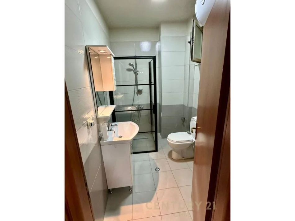 Tirane, jepet me qera apartament 2+1 Kati 2, 165 m² 800 € (rrugae bogdaneve)