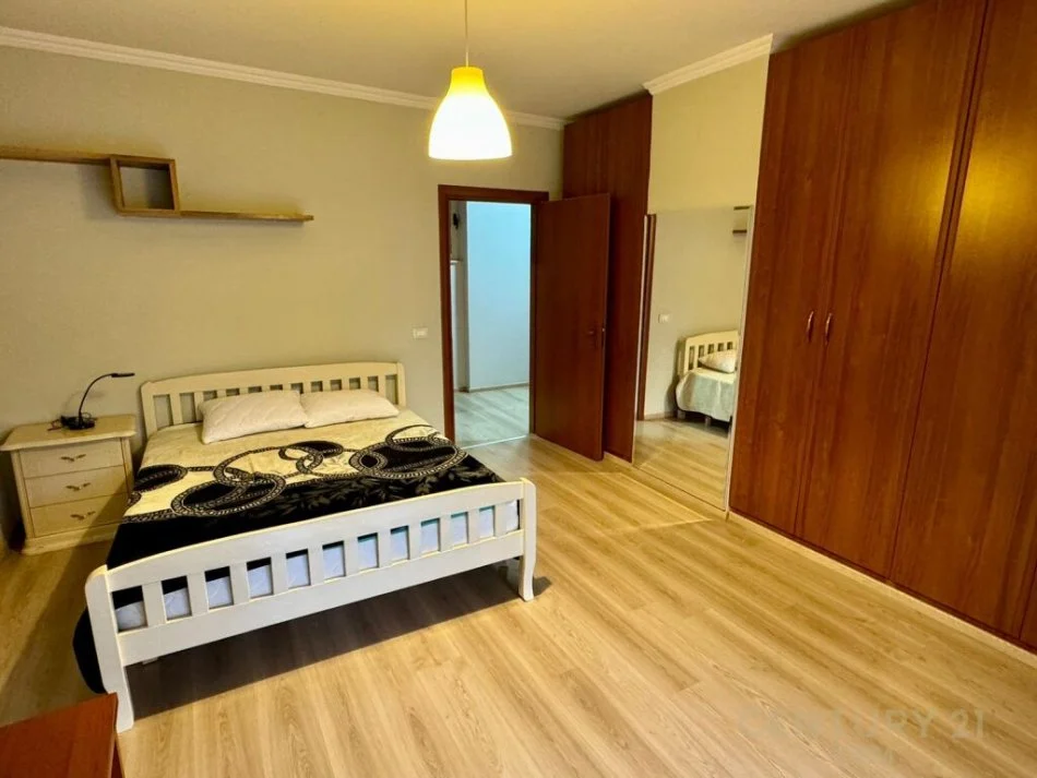 Tirane, jepet me qera apartament 2+1 Kati 2, 165 m² 800 € (rrugae bogdaneve)