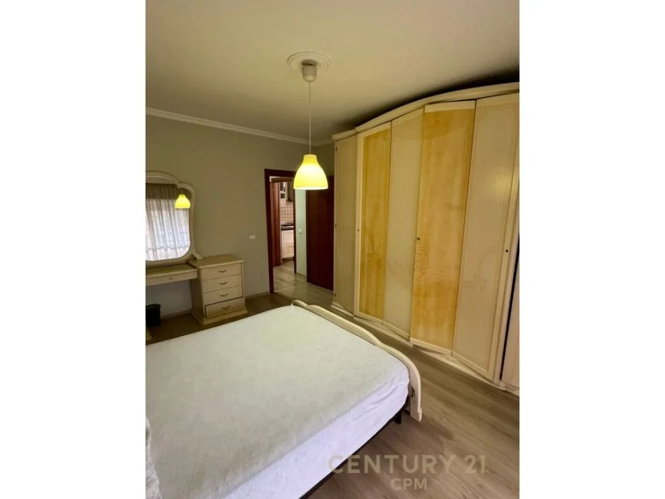 𝐓𝐢𝐫𝐚𝐧𝐞, 𝐣𝐞𝐩𝐞𝐭 𝐦𝐞 𝐪𝐞𝐫𝐚 𝐚𝐩𝐚𝐫𝐭𝐚𝐦𝐞𝐧𝐭 𝟐+𝟏 𝐊𝐚𝐭𝐢 𝟐, 𝟏𝟔𝟓 𝐦² 𝟖𝟎𝟎 € (𝐑𝐫𝐮𝐠𝐚 𝐞 𝐁𝐨𝐠𝐝𝐚𝐧𝐞𝐯𝐞)