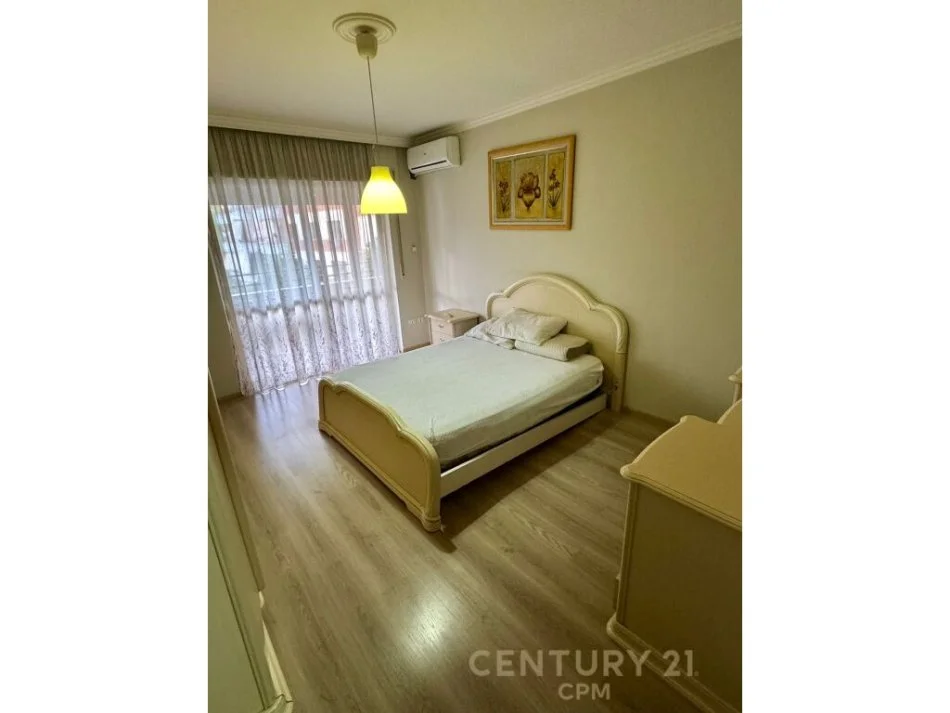 Tirane, jepet me qera apartament 2+1 Kati 2, 165 m² 800 € (rrugae bogdaneve)