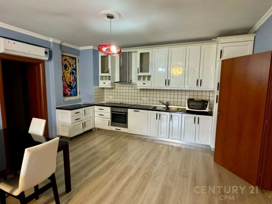 Tirane, jepet me qera apartament 2+1 Kati 2, 165 m² 800 € (rrugae bogdaneve)