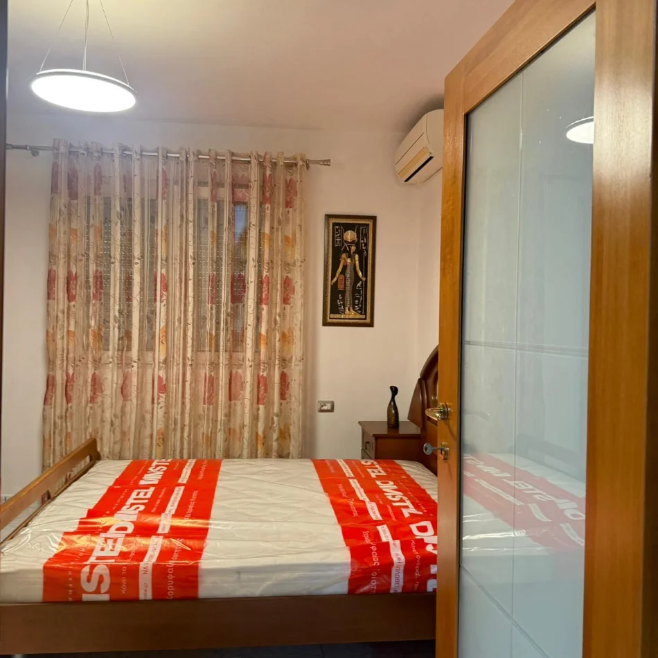 Tirane, jepet me qera apartament 1+1 Kati 2, 70 m² 550 € (21 Dhjetori prane Komisariatit te Policise)