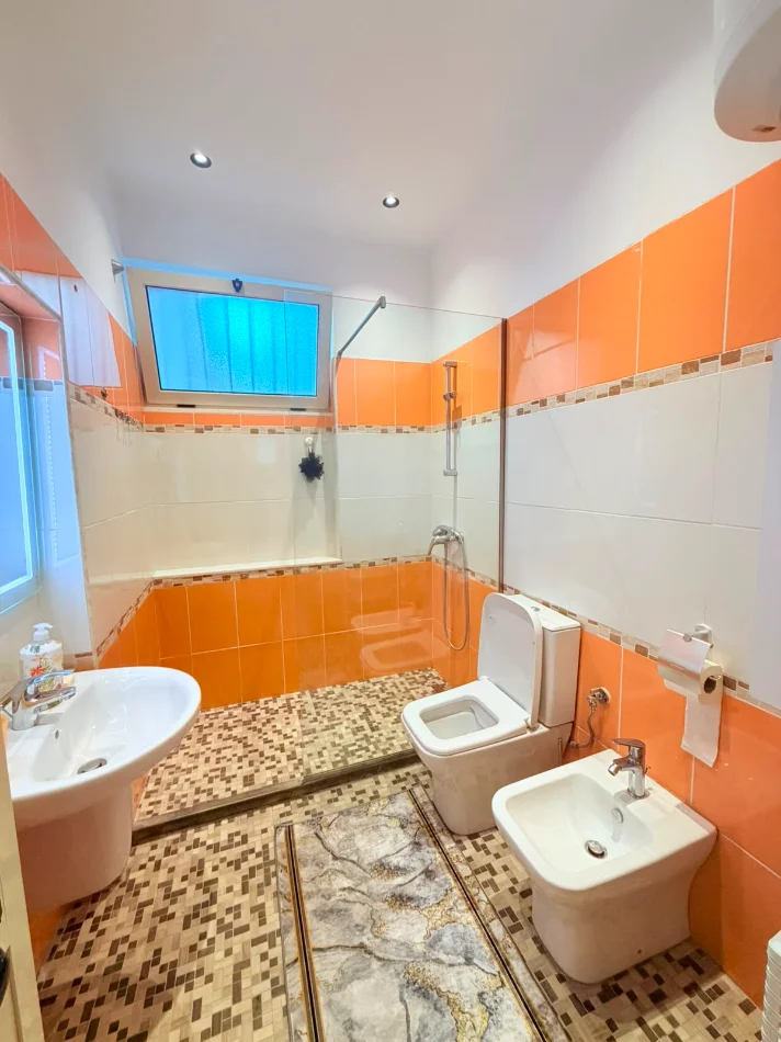 Durres, jepet me qera shtepi 2+1 Kati 1, 100 m² 700 € (Bulevardi Dyrrah,Durres)