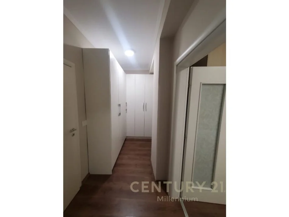 Tirane, jepet me qera apartament 2+1 Kati 4, 81 m² 800 € (Rr.Adem Jashari, Garda)