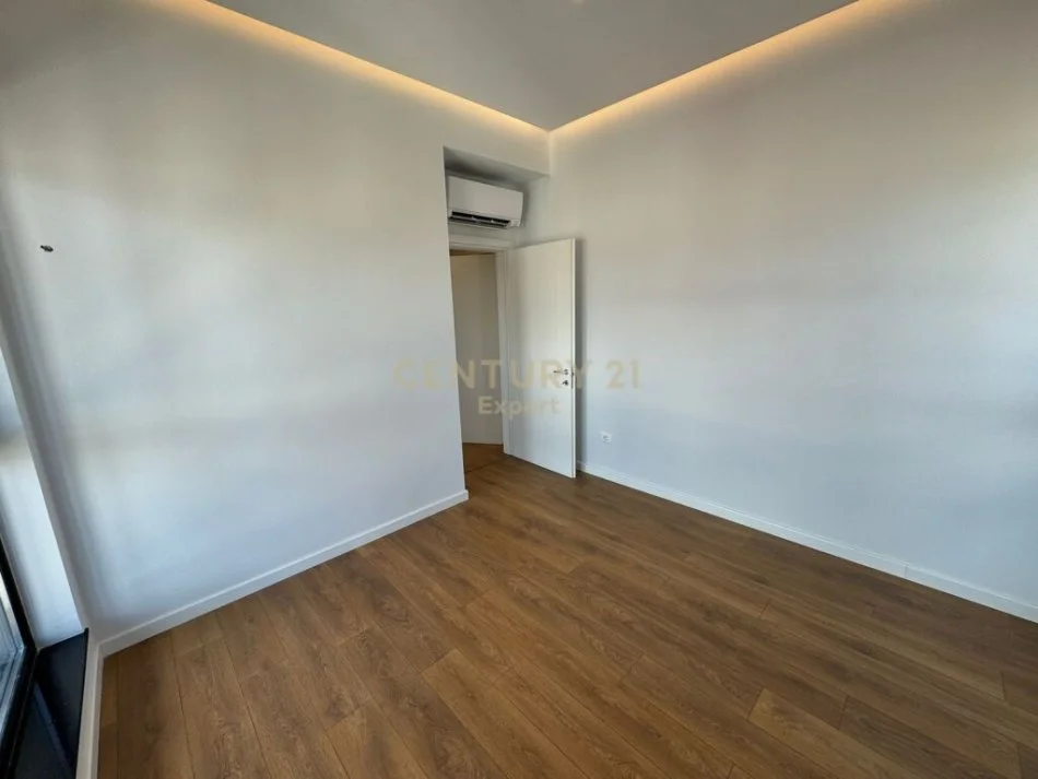 𝐓𝐢𝐫𝐚𝐧𝐞, 𝐣𝐞𝐩𝐞𝐭 𝐦𝐞 𝐪𝐞𝐫𝐚 𝐚𝐩𝐚𝐫𝐭𝐚𝐦𝐞𝐧𝐭 𝟐+𝟏 𝐊𝐚𝐭𝐢 𝟐𝟎, 𝟗𝟐 𝐦² 𝟏.𝟐𝟎𝟎 € (𝟐𝟏 𝐃𝐡𝐣𝐞𝐭𝐨𝐫𝐢)