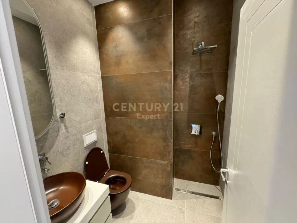 𝐓𝐢𝐫𝐚𝐧𝐞, 𝐣𝐞𝐩𝐞𝐭 𝐦𝐞 𝐪𝐞𝐫𝐚 𝐚𝐩𝐚𝐫𝐭𝐚𝐦𝐞𝐧𝐭 𝟐+𝟏 𝐊𝐚𝐭𝐢 𝟐𝟎, 𝟗𝟐 𝐦² 𝟏.𝟐𝟎𝟎 € (𝟐𝟏 𝐃𝐡𝐣𝐞𝐭𝐨𝐫𝐢)