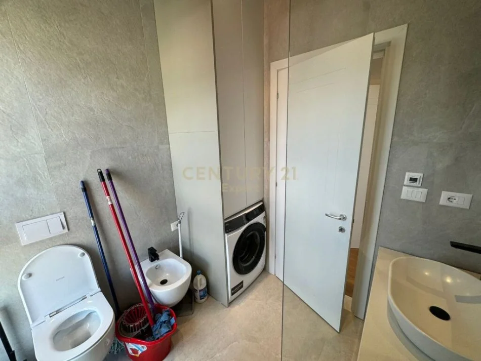 𝐓𝐢𝐫𝐚𝐧𝐞, 𝐣𝐞𝐩𝐞𝐭 𝐦𝐞 𝐪𝐞𝐫𝐚 𝐚𝐩𝐚𝐫𝐭𝐚𝐦𝐞𝐧𝐭 𝟐+𝟏 𝐊𝐚𝐭𝐢 𝟐𝟎, 𝟗𝟐 𝐦² 𝟏.𝟐𝟎𝟎 € (𝟐𝟏 𝐃𝐡𝐣𝐞𝐭𝐨𝐫𝐢)