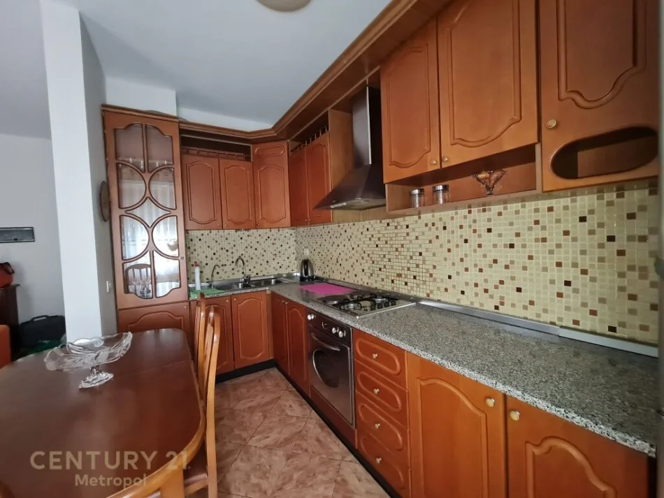 𝐓𝐢𝐫𝐚𝐧𝐞, 𝐣𝐞𝐩𝐞𝐭 𝐦𝐞 𝐪𝐞𝐫𝐚 𝐚𝐩𝐚𝐫𝐭𝐚𝐦𝐞𝐧𝐭 𝟐+𝟏 𝐊𝐚𝐭𝐢 𝟖, 𝟗𝟎 𝐦² 𝟕𝟓𝟎 € (𝟗 𝐊𝐚𝐭ë𝐬𝐡𝐞𝐭)