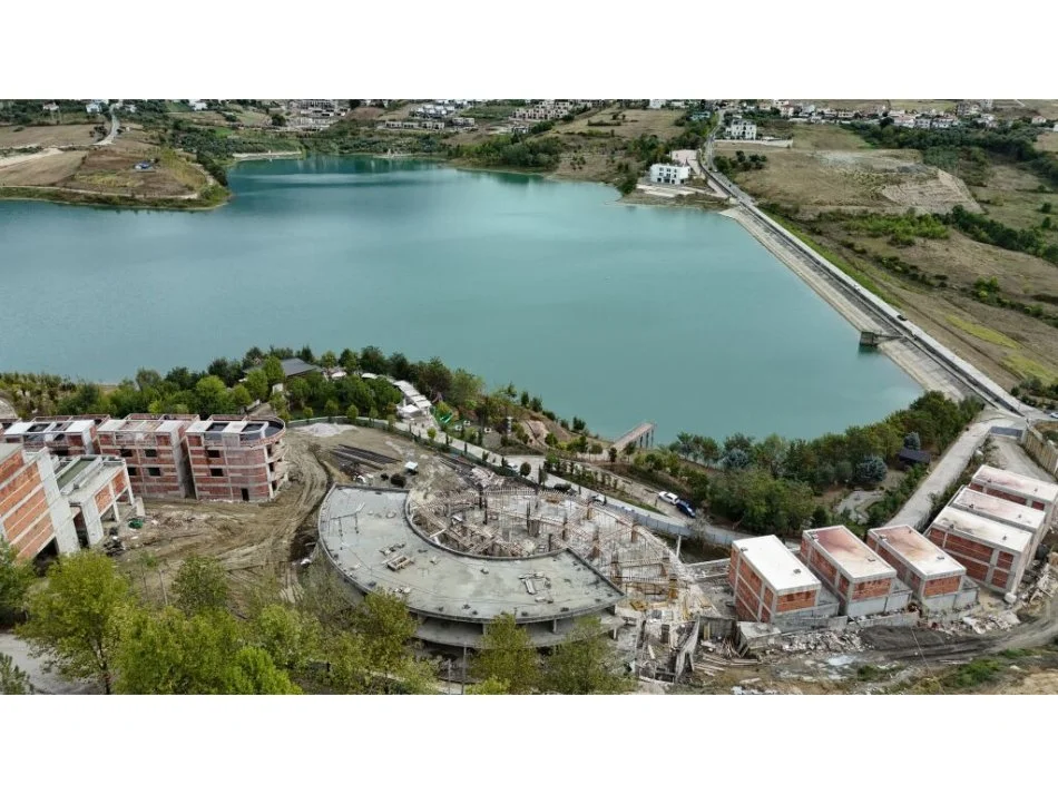 Tirane, shitet Dublex Kati 0, 121 m² 246.221 € (Liqeni i Farkes)