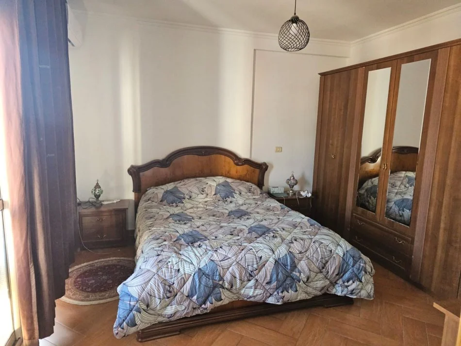 Tirane, jepet me qera apartament 2+1+Ballkon Kati 7, 112 m² 600 € (APARTAMENT ME QIRA 2+1 ,RR BARRIKADA)