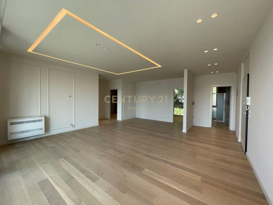 Tirane, jepet me qera apartament 2+1 Kati 3, 153 m² 1.100 € (pallati i brigadave)