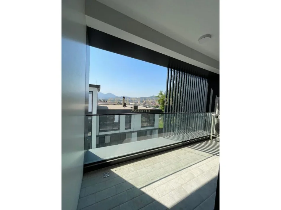 Tirane, jepet me qera apartament 2+1 Kati 3, 153 m² 1.100 € (pallati i brigadave)