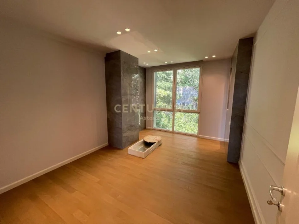 Tirane, jepet me qera apartament 2+1 Kati 3, 153 m² 1.100 € (pallati i brigadave)