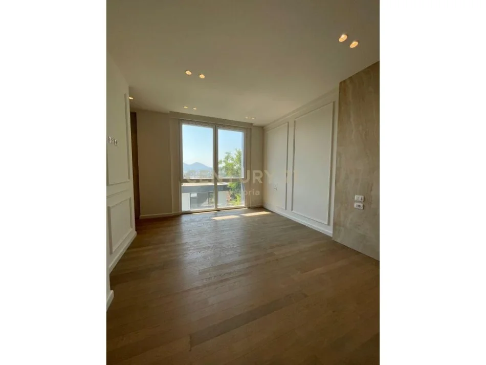 Tirane, jepet me qera apartament 2+1 Kati 3, 153 m² 1.100 € (pallati i brigadave)