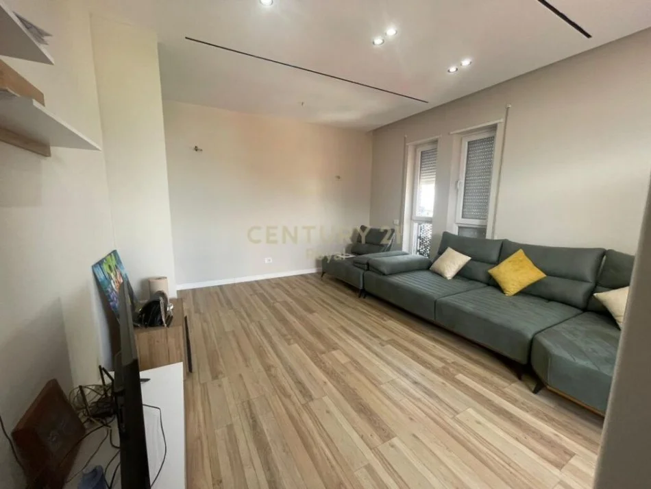 Tirane, jepet me qera apartament 2+1 Kati 7, 100 m² 600 € (qsut)