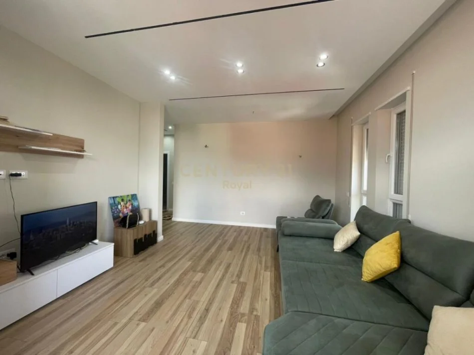 Tirane, jepet me qera apartament 2+1 Kati 7, 100 m² 600 € (qsut)