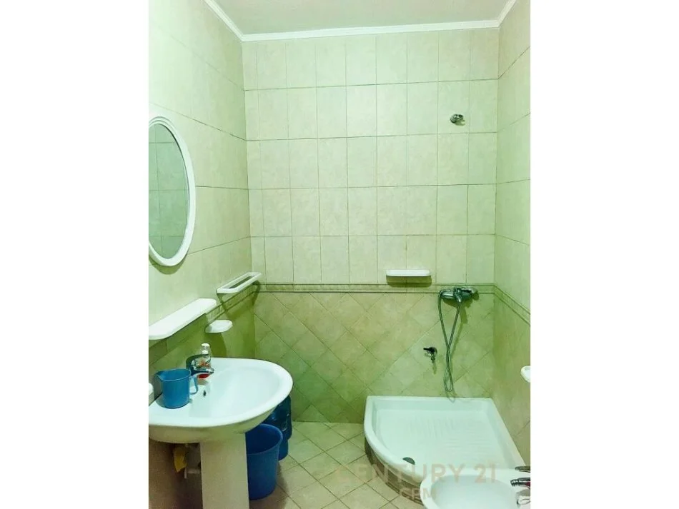 Tirane, jepet me qera apartament 1+1 Kati 5, 80 m² 550 € (komuna e parisit)