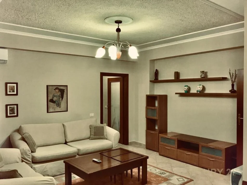 Tirane, jepet me qera apartament 1+1 Kati 5, 80 m² 550 € (komuna e parisit)