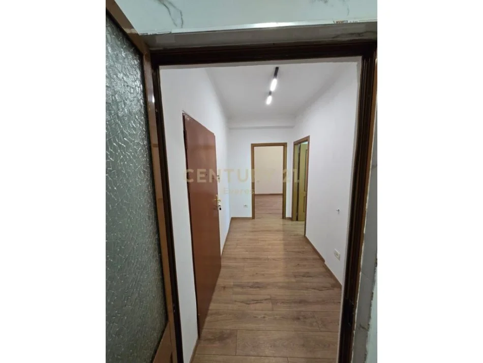 Tirane, shitet apartament 1+1 Kati 5, 55 m² 90.000 € (farmacia 10)