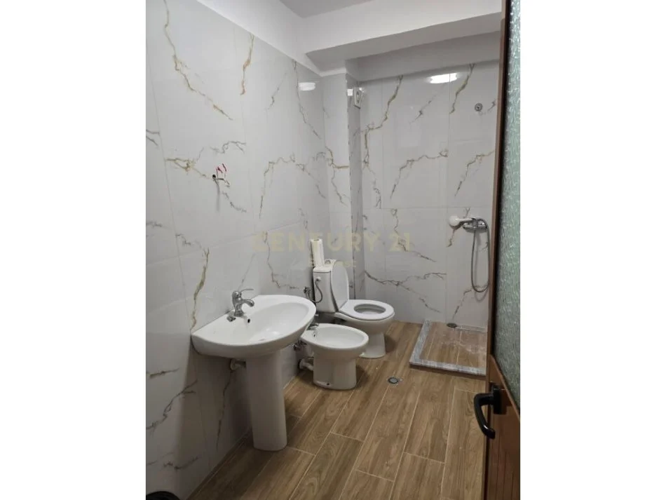 Tirane, shitet apartament 1+1 Kati 5, 55 m² 90.000 € (farmacia 10)