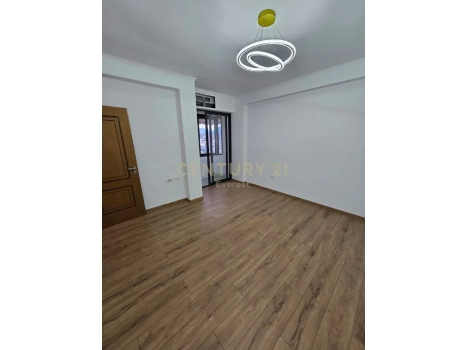 Tirane, shitet apartament 1+1 Kati 5, 55 m² 90.000 € (farmacia 10)