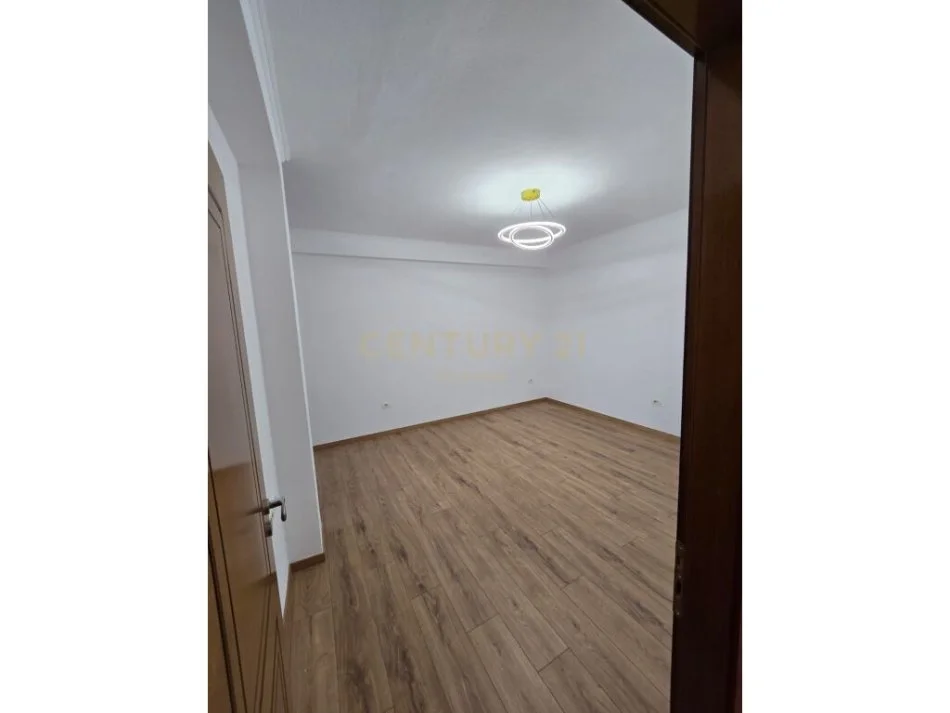 Tirane, shitet apartament 1+1 Kati 5, 55 m² 90.000 € (farmacia 10)