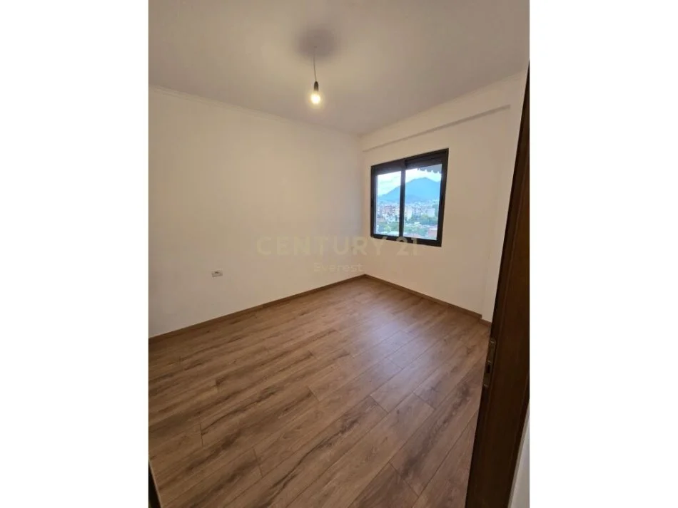 Tirane, shitet apartament 1+1 Kati 5, 55 m² 90.000 € (farmacia 10)