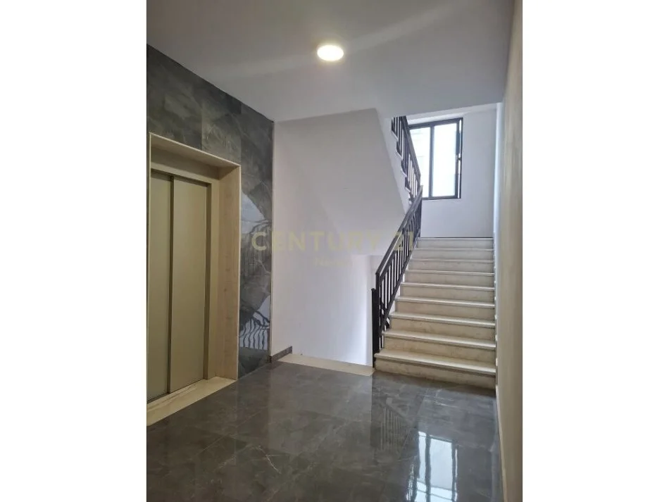 Tirane, jepet me qera apartament 2+1+Ballkon Kati 4, 96 m² 700 € (Kinostudio)