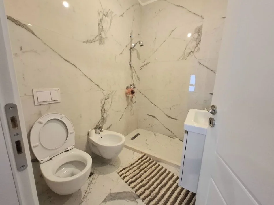 Shqiperi, jepet me qera apartament 1+1+Aneks+Ballkon Kati 4, 96 m² 800 € (kinostudio)