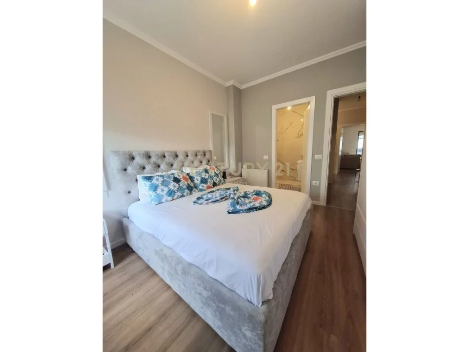 Tirane, jepet me qera apartament 2+1+Ballkon Kati 4, 96 m² 700 € (Kinostudio)
