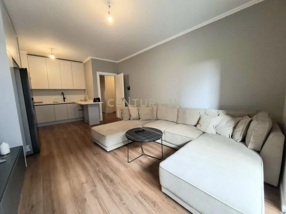 Tirane, jepet me qera apartament 2+1+Ballkon Kati 4, 96 m² 700 € (Kinostudio)