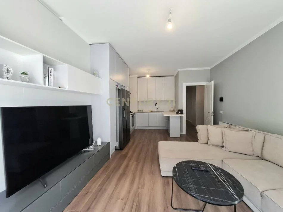 Tirane, jepet me qera apartament 2+1+Ballkon Kati 4, 96 m² 700 € (Kinostudio)