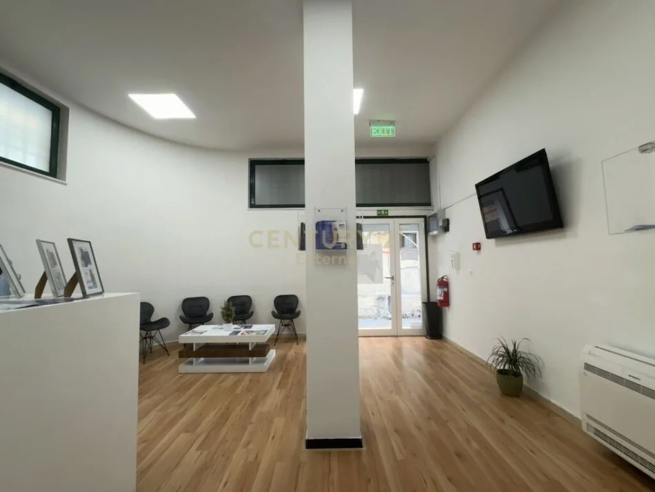 Tirane, jepet me qera ambjent biznesi Kati 1, 215 m² 2.000 € (bllok)