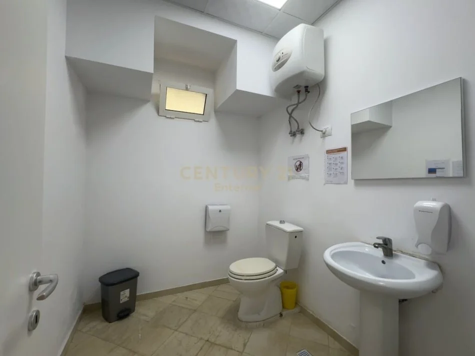 Tirane, jepet me qera ambjent biznesi Kati 1, 215 m² 2.000 € (bllok)