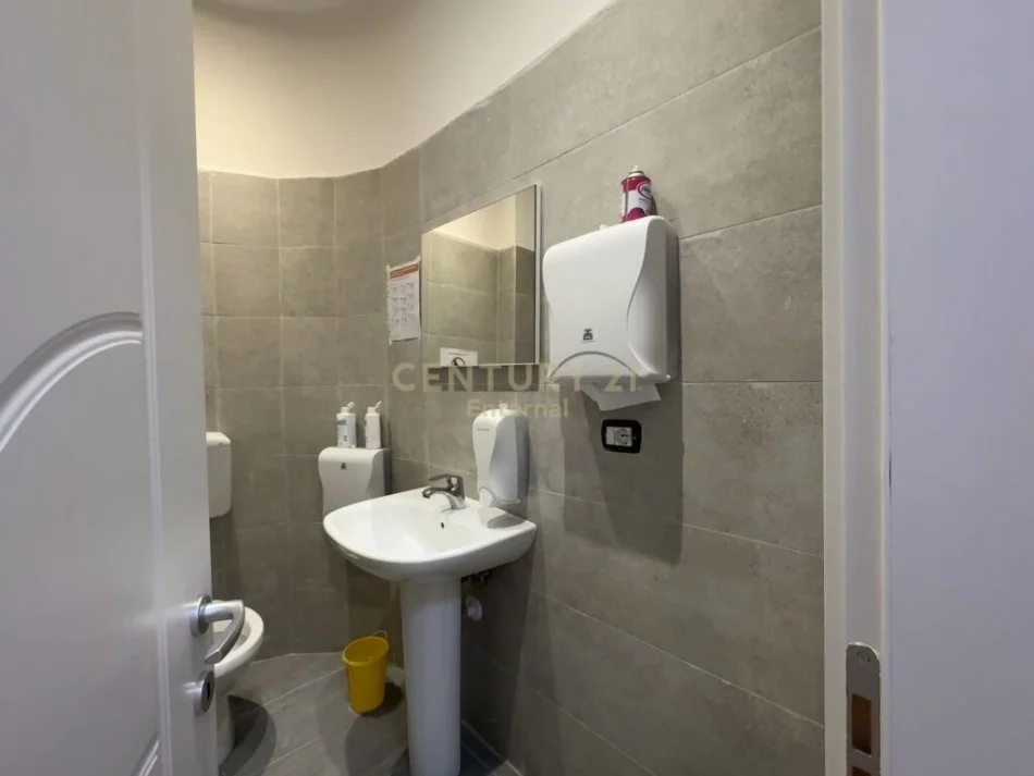 Tirane, jepet me qera ambjent biznesi Kati 1, 215 m² 2.000 € (bllok)