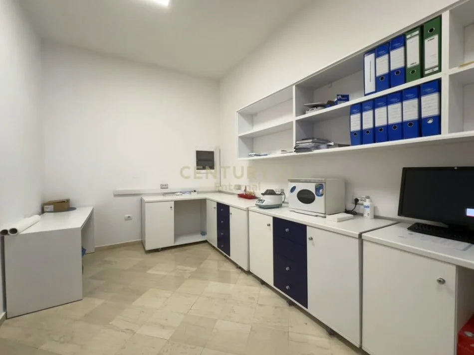 Tirane, jepet me qera ambjent biznesi Kati 1, 215 m² 2.000 € (bllok)