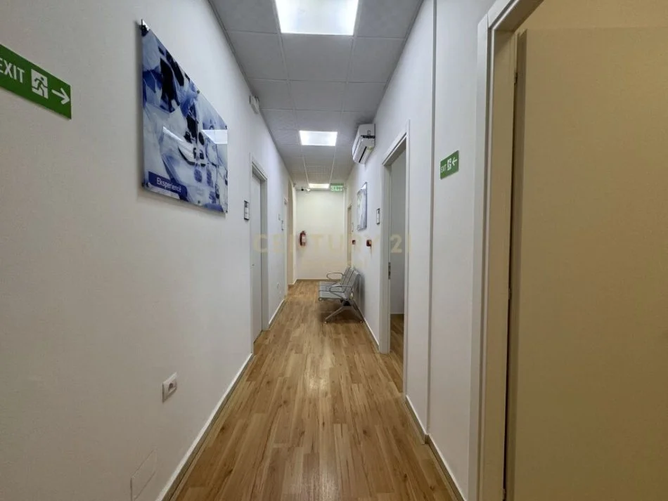 Tirane, jepet me qera ambjent biznesi Kati 1, 215 m² 2.000 € (bllok)