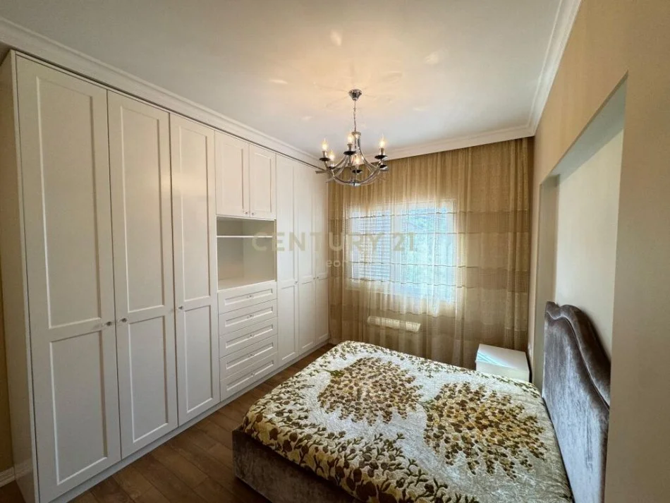 Tirane, jepet me qera apartament 2+1 Kati 3, 110 m² 950 € (liqeni i thate)