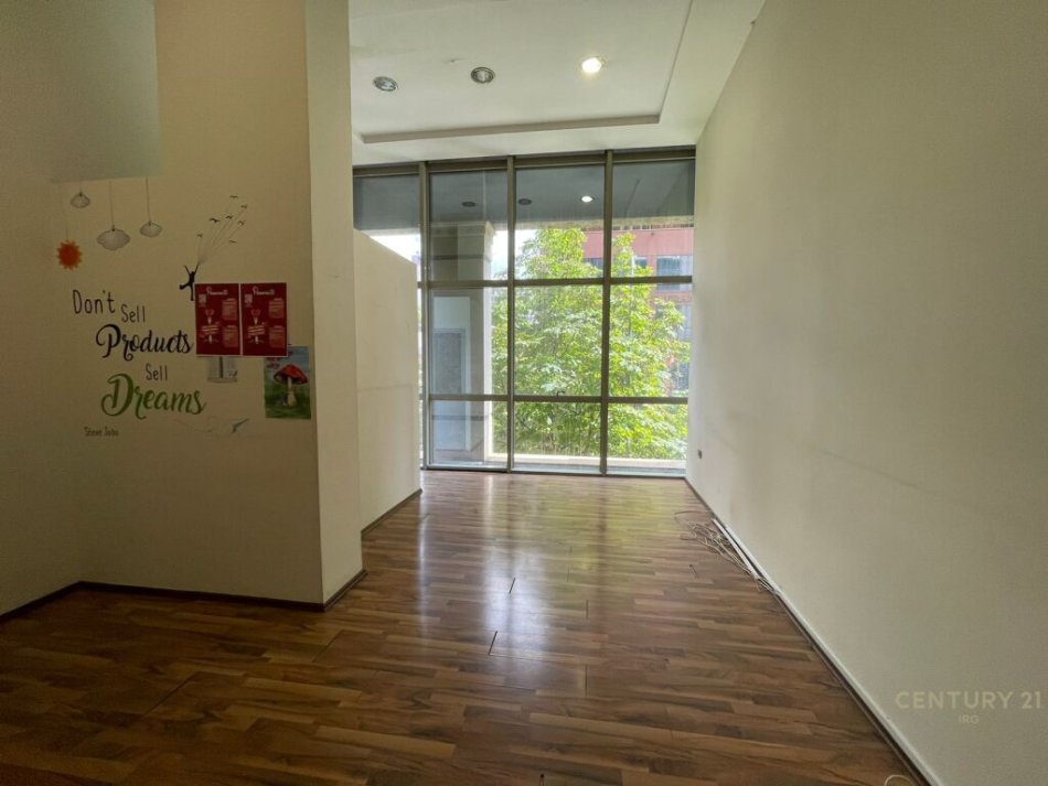 Tirane, jepet me qera ambjent biznesi Kati 1, 27 m² 300 € (Rr e Barrikadave)