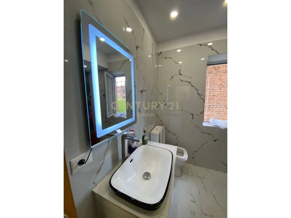 Tirane, jepet me qera apartament 1+1+Ballkon Kati 3, 57 m² 600 € (Xhamllik)