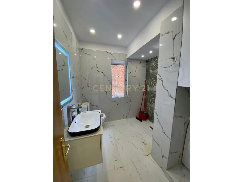 Tirane, jepet me qera apartament 1+1+Ballkon Kati 3, 57 m² 600 € (Xhamllik)